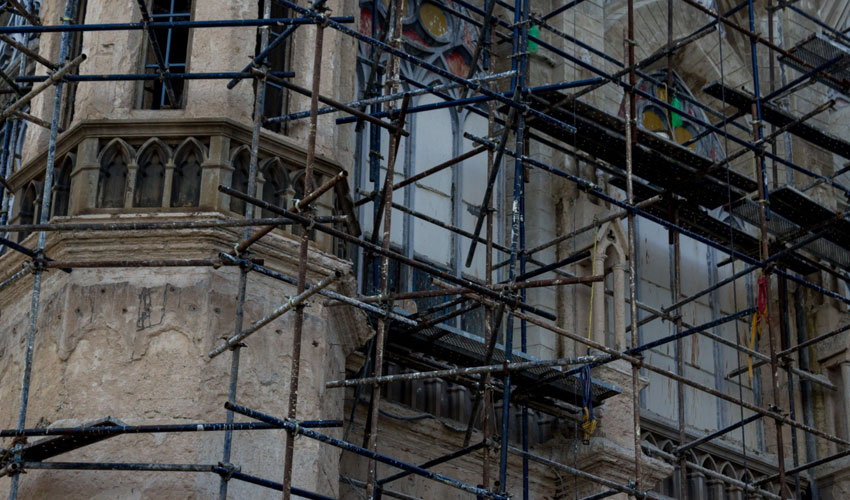 Scaffold tower providing focused access to an elevated working area