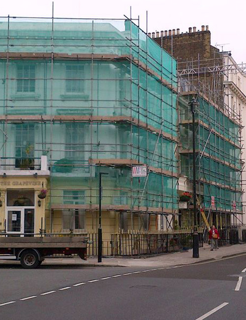 Temporary roof scaffolding protecting an exposed section of a building